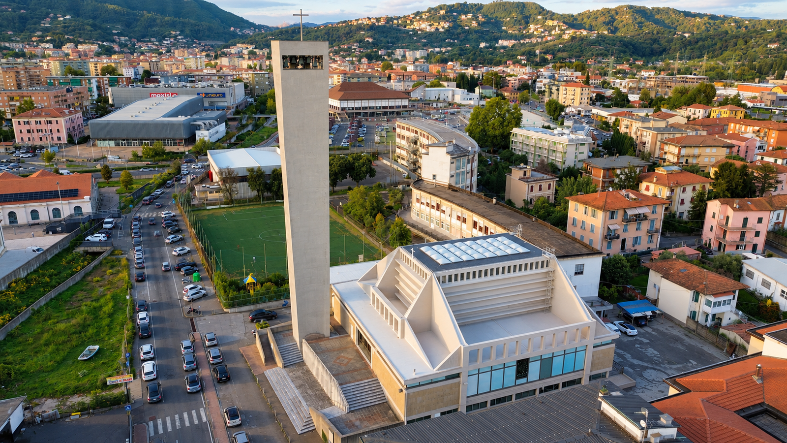 Ragazzi che giocano insieme nel cortile dell'oratorio